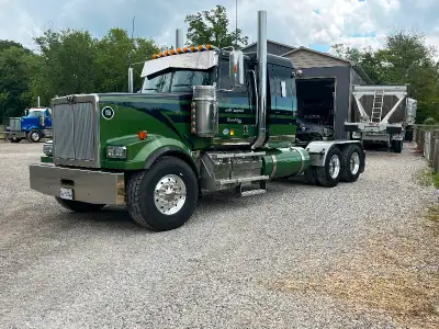 Mengenal Western Star 4900 Truk Kelas Berat dengan Desain Tangguh